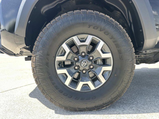 Used 2023 Toyota Tacoma TRD Off-Road w/ Technology Package AWD/4WD image 11