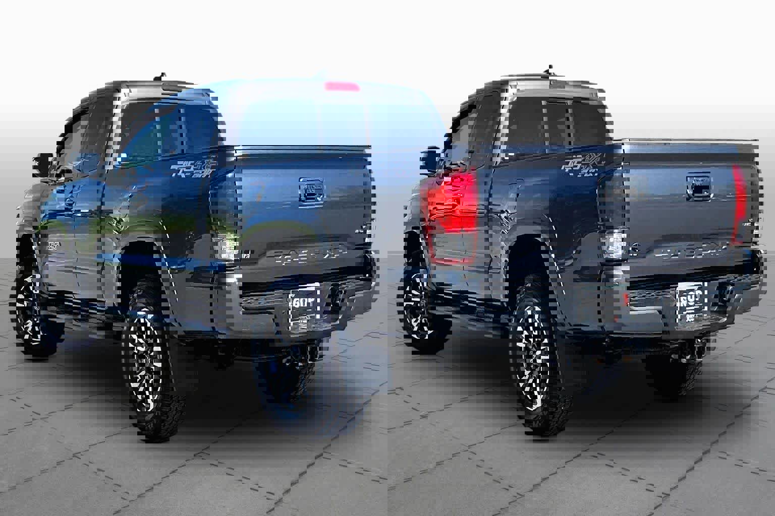 Used 2017 Toyota Tacoma TRD Sport w/ Tow Package (A/T) image 12