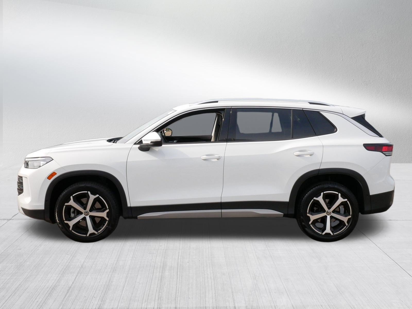Certified 2025 Volkswagen Tiguan SE w/ Panoramic Sunroof Package AWD/4WD image 4
