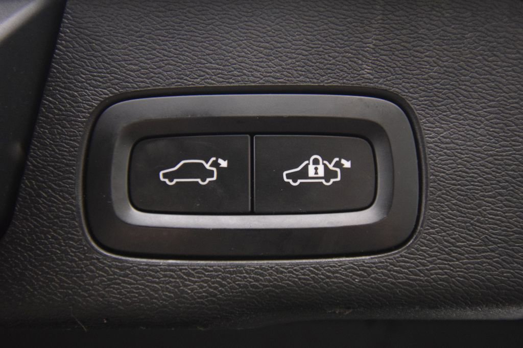 Used 2018 Volvo XC60 T5 Momentum w/ Vision Package AWD/4WD image 30