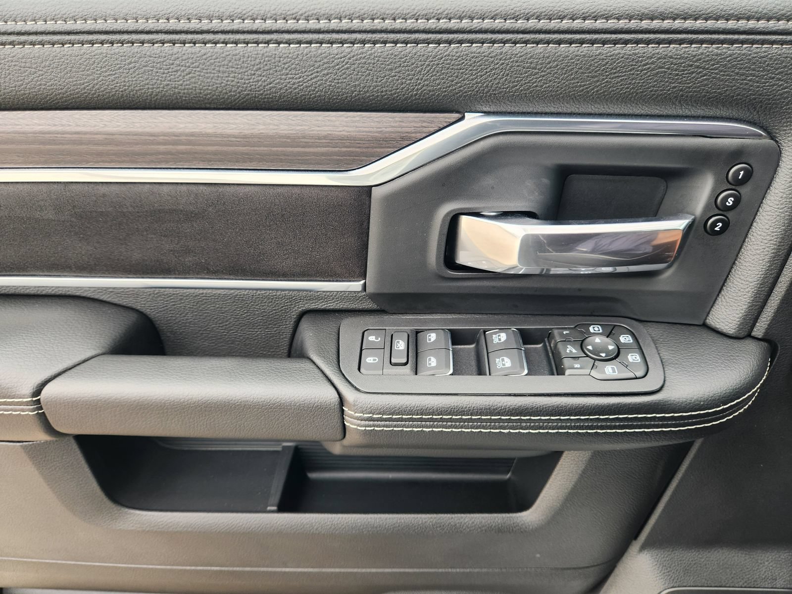 New 2026 RAM 3500 Laramie AWD/4WD image 21