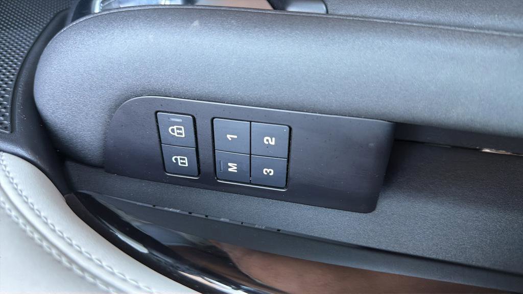 Used 2025 Land Rover Discovery S image 25