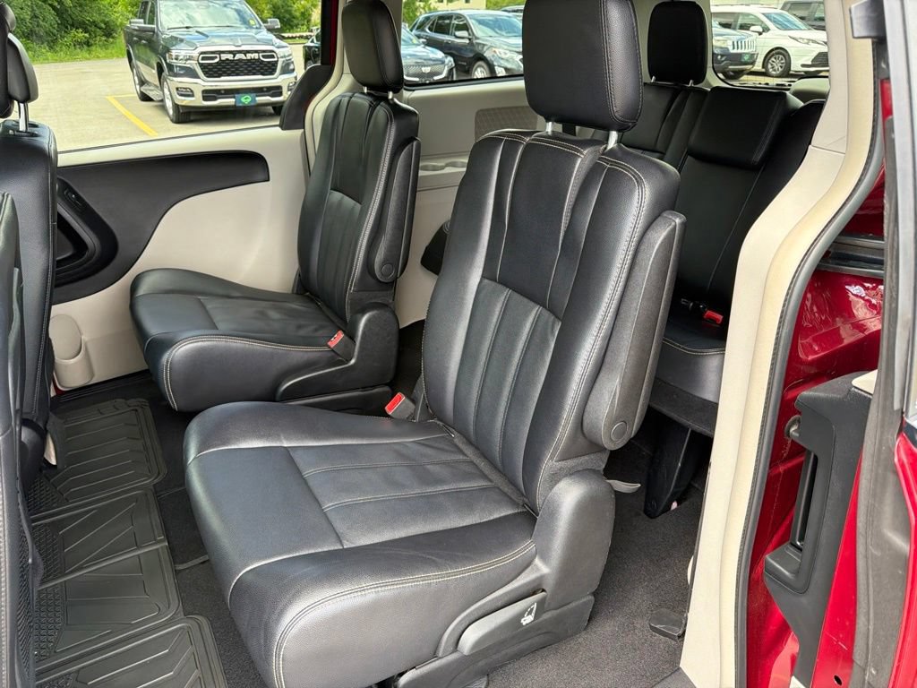 Used 2014 Chrysler Town & Country Touring FWD image 32