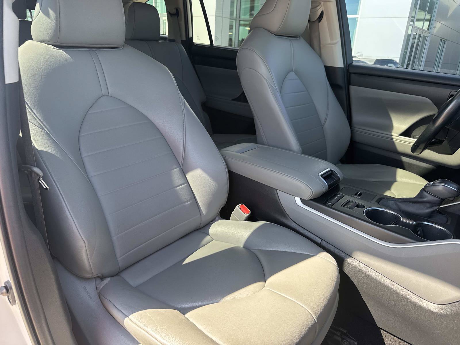 Used 2020 Toyota Highlander XLE FWD image 13