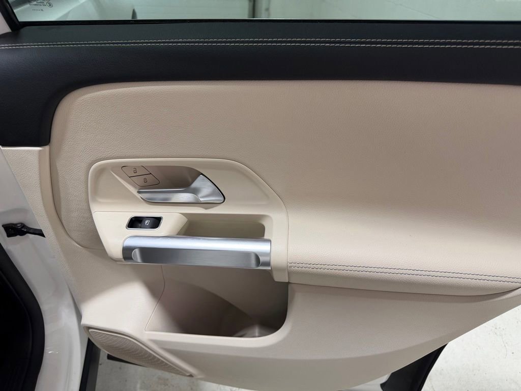 Used 2022 Mercedes-Benz GLB 250 4MATIC w/ Premium Package Lite image 39