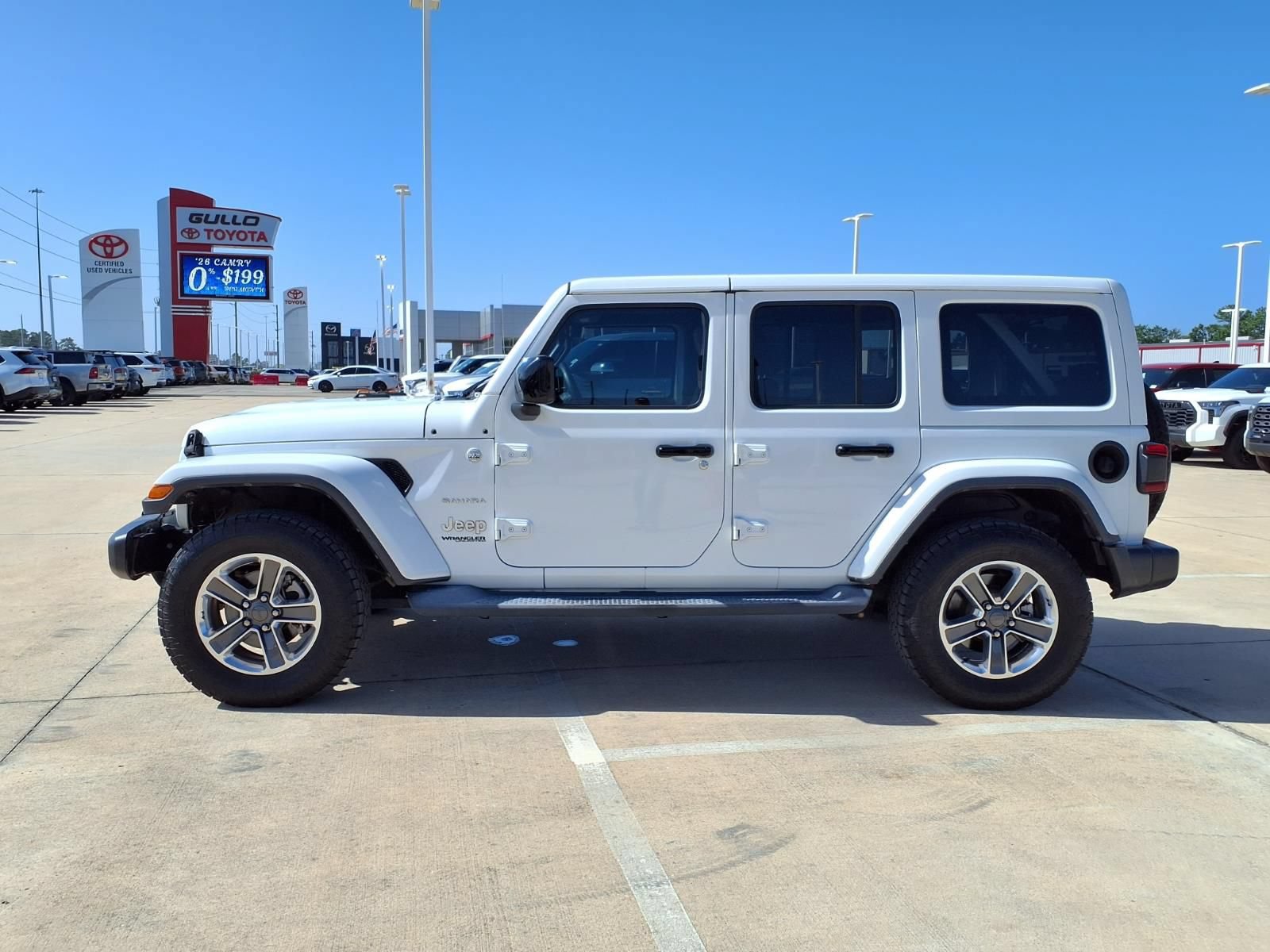 Used 2018 Jeep Wrangler Unlimited Sahara AWD/4WD image 9