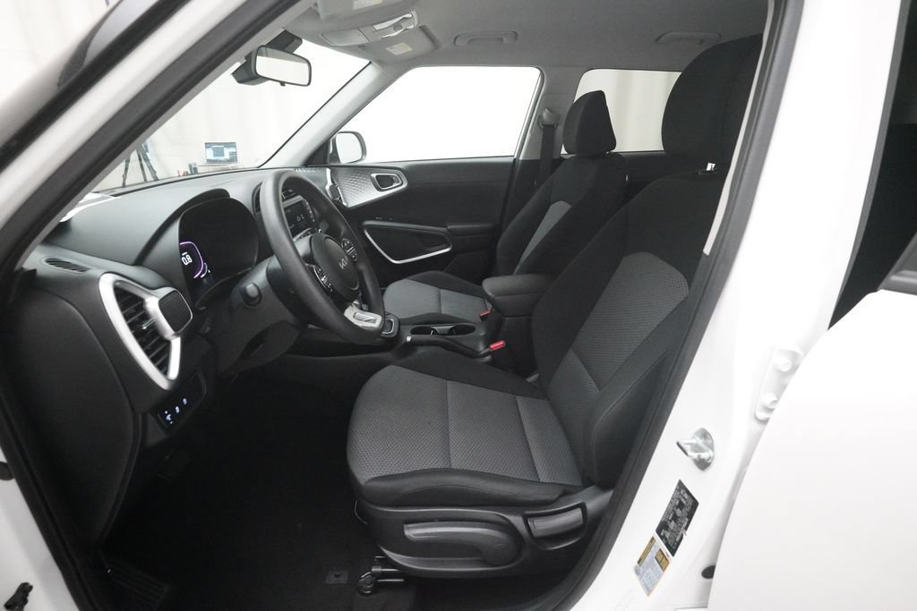 Used 2023 Kia Soul LX w/ LX Technology Package FWD image 7