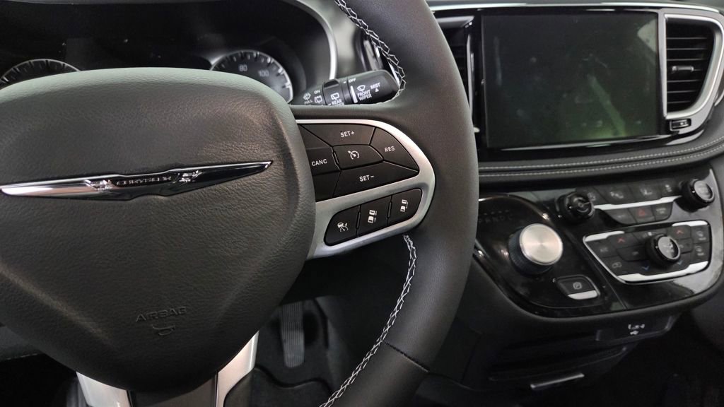 Used 2026 Chrysler Pacifica Select image 19