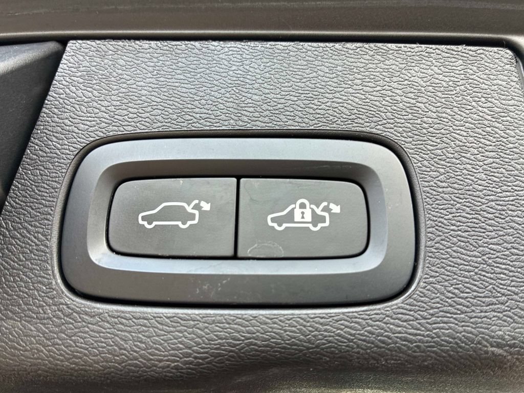 Used 2023 Volvo XC60 B5 Plus FWD image 22