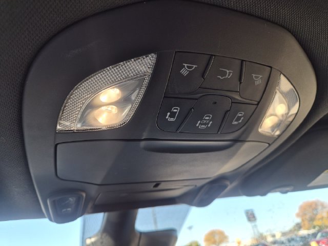 Used 2025 Chrysler Pacifica Limited FWD image 17