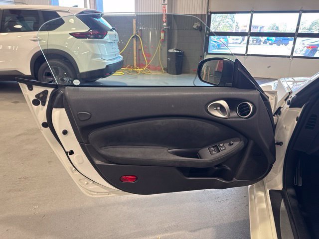 Used 2016 Nissan 370Z Touring Sport RWD image 9