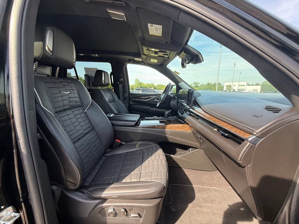 Used 2024 Cadillac Escalade Premium Luxury Platinum AWD/4WD image 33