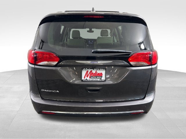 Used 2020 Chrysler Pacifica Touring-L FWD image 4