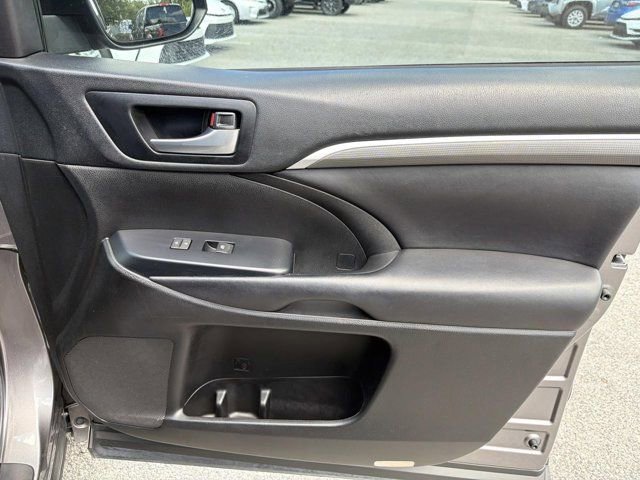 Certified 2018 Toyota Highlander SE FWD image 15