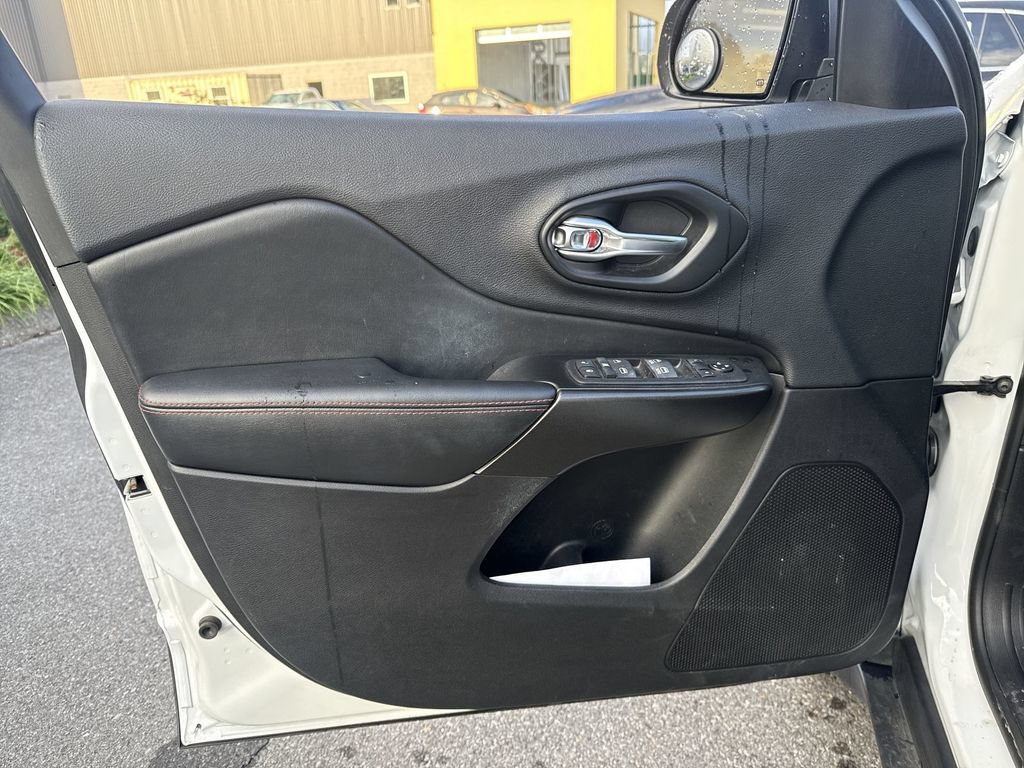 Used 2019 Jeep Cherokee Trailhawk w/ Comfort/Convenience Group AWD/4WD image 19