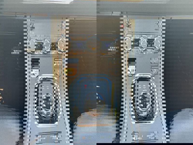 Used 2018 Land Rover Range Rover Evoque SE image 34