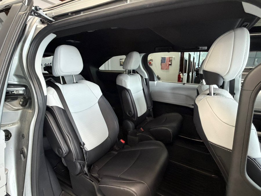 Used 2025 Toyota Sienna XSE FWD image 44