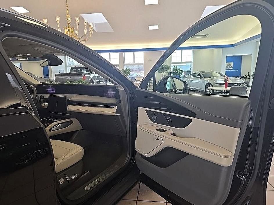 Used 2025 Lincoln Nautilus Reserve image 38