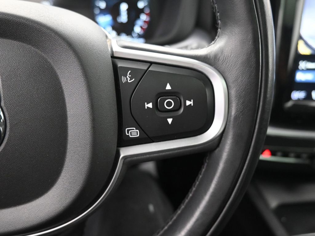 Used 2020 Volvo XC60 T6 Momentum image 13