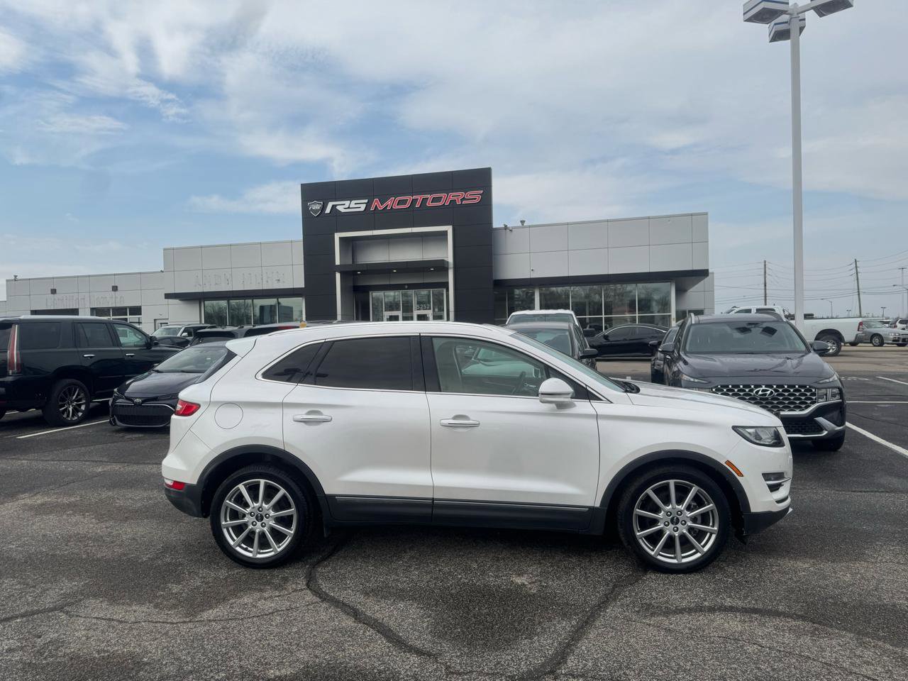 Used 2019 Lincoln MKC Reserve w/ MKC Technology Package FWD image 2