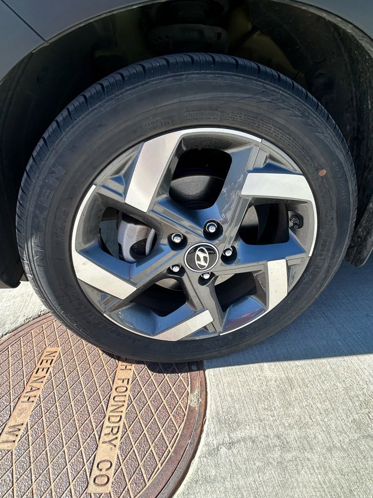 Used 2023 Hyundai Venue SEL image 17