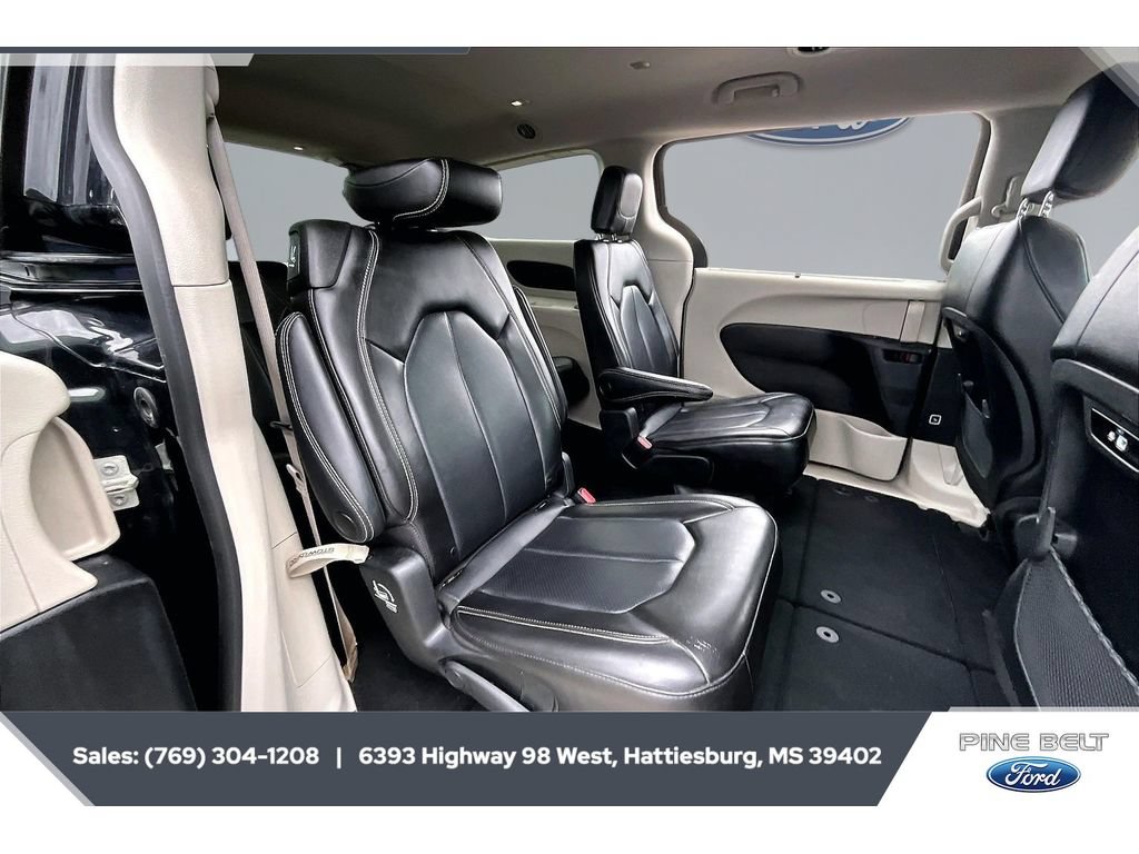 Used 2023 Chrysler Pacifica Touring-L FWD image 21