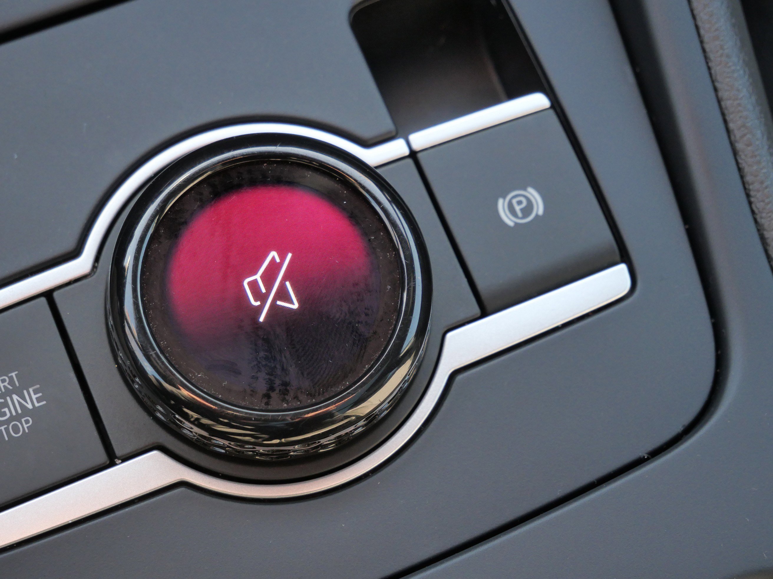 Certified 2025 Volkswagen Tiguan SE R-Line image 28