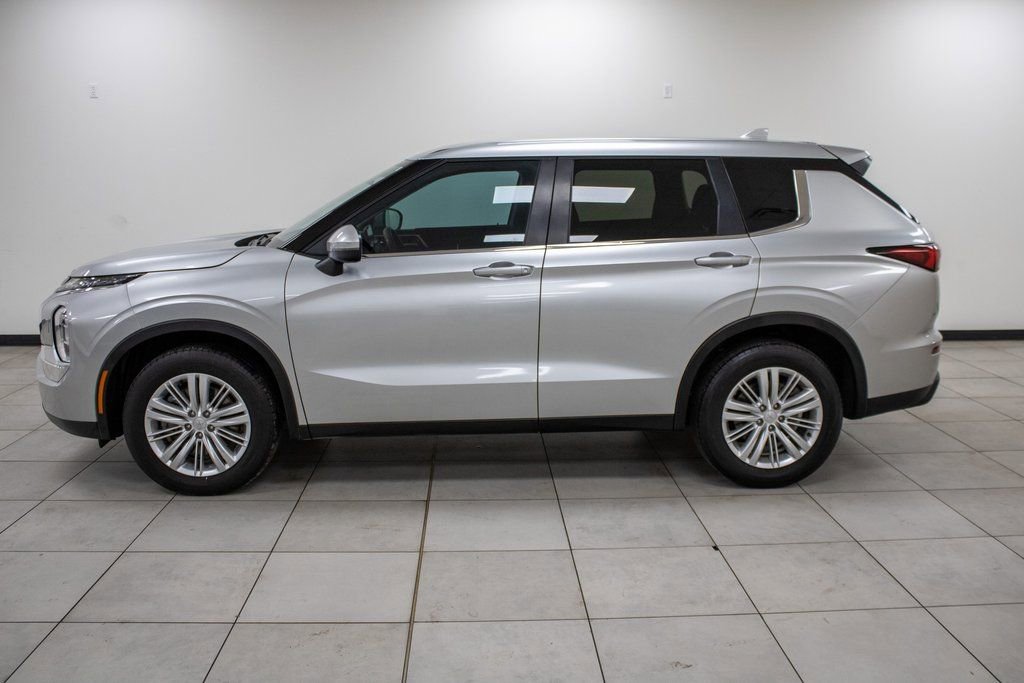Used 2024 Mitsubishi Outlander ES image 16