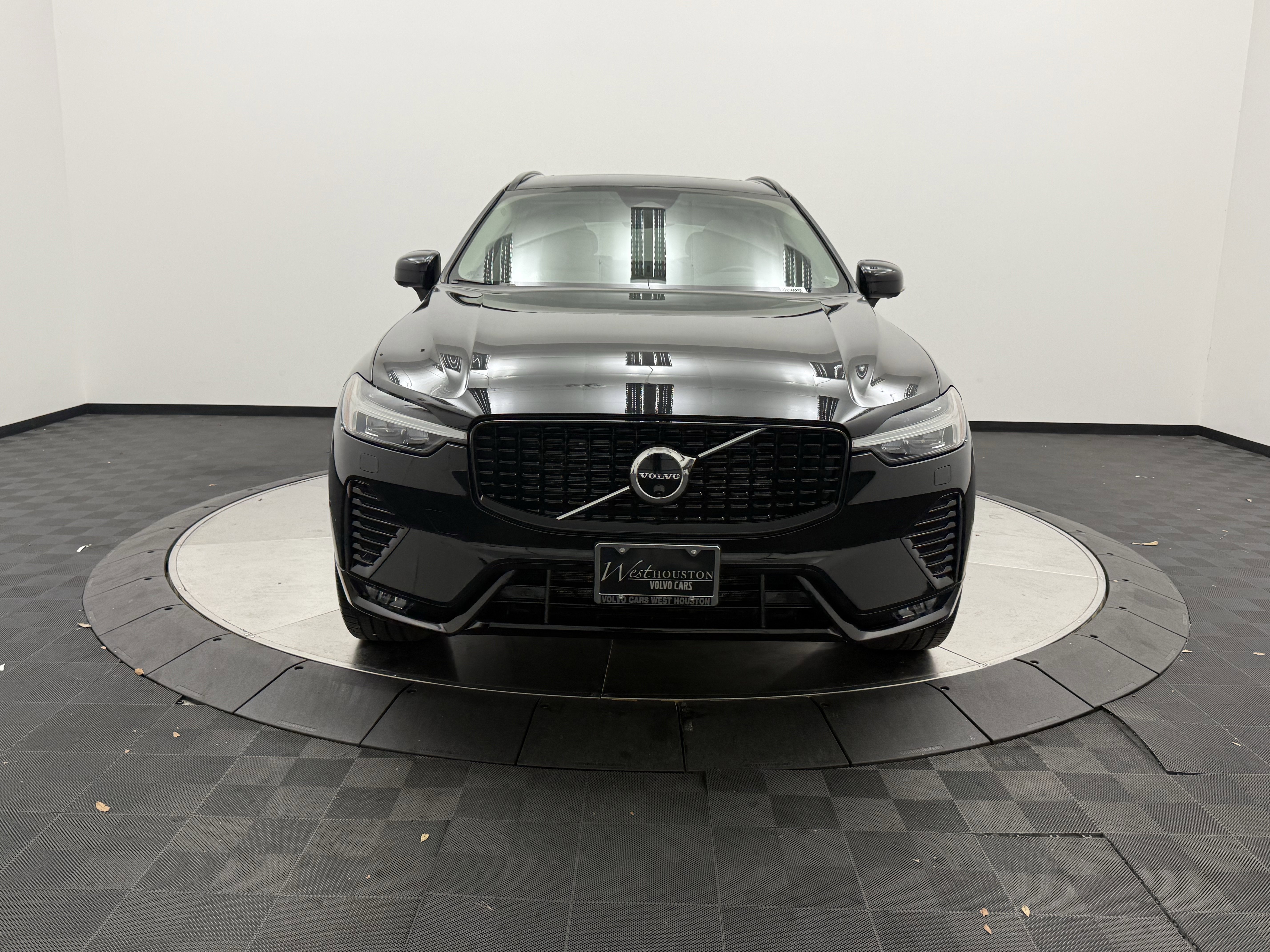 Certified 2023 Volvo XC60 B6 Ultimate w/ Protection Package Premier AWD/4WD image 2