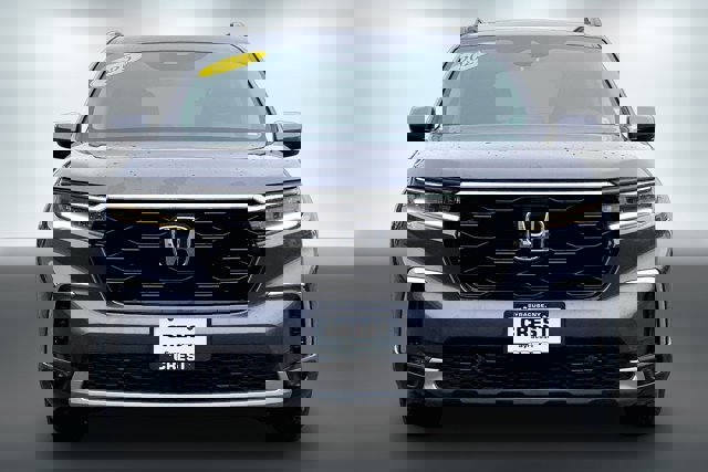 Used 2025 Honda Pilot Touring image 2