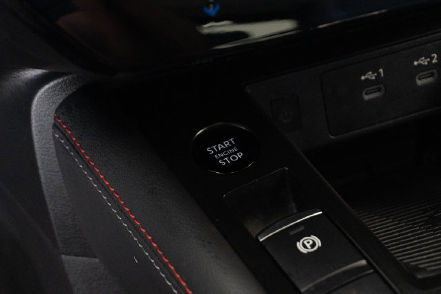 Used 2025 Nissan Kicks SR AWD/4WD image 14