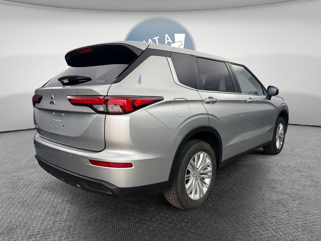 Used 2024 Mitsubishi Outlander ES image 3