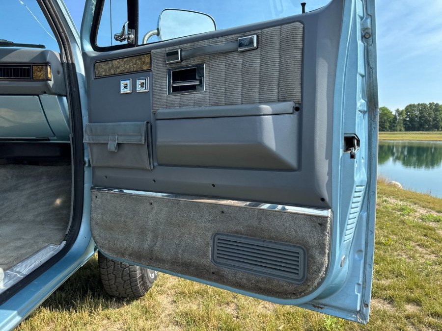 Used 1989 Chevrolet Suburban 4WD image 33