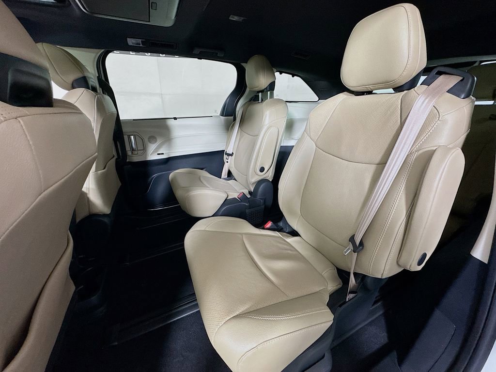 Used 2021 Toyota Sienna Limited image 25