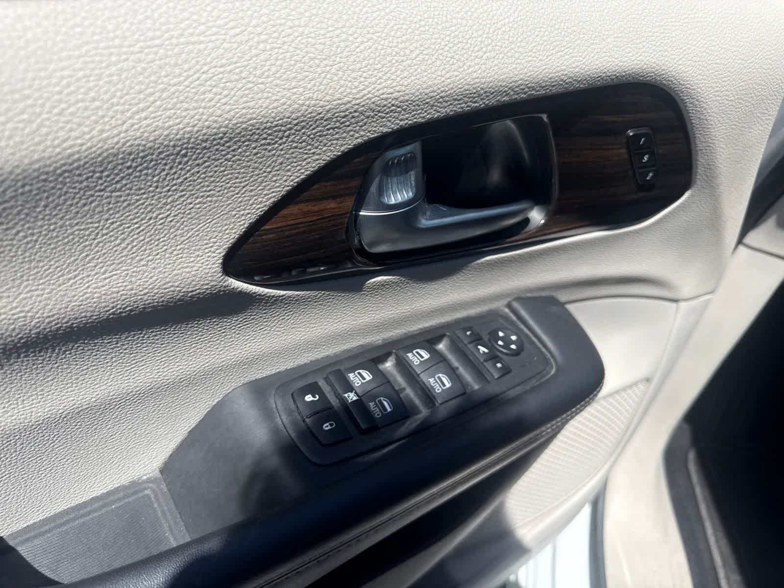 Used 2023 Chrysler Pacifica Limited FWD image 19