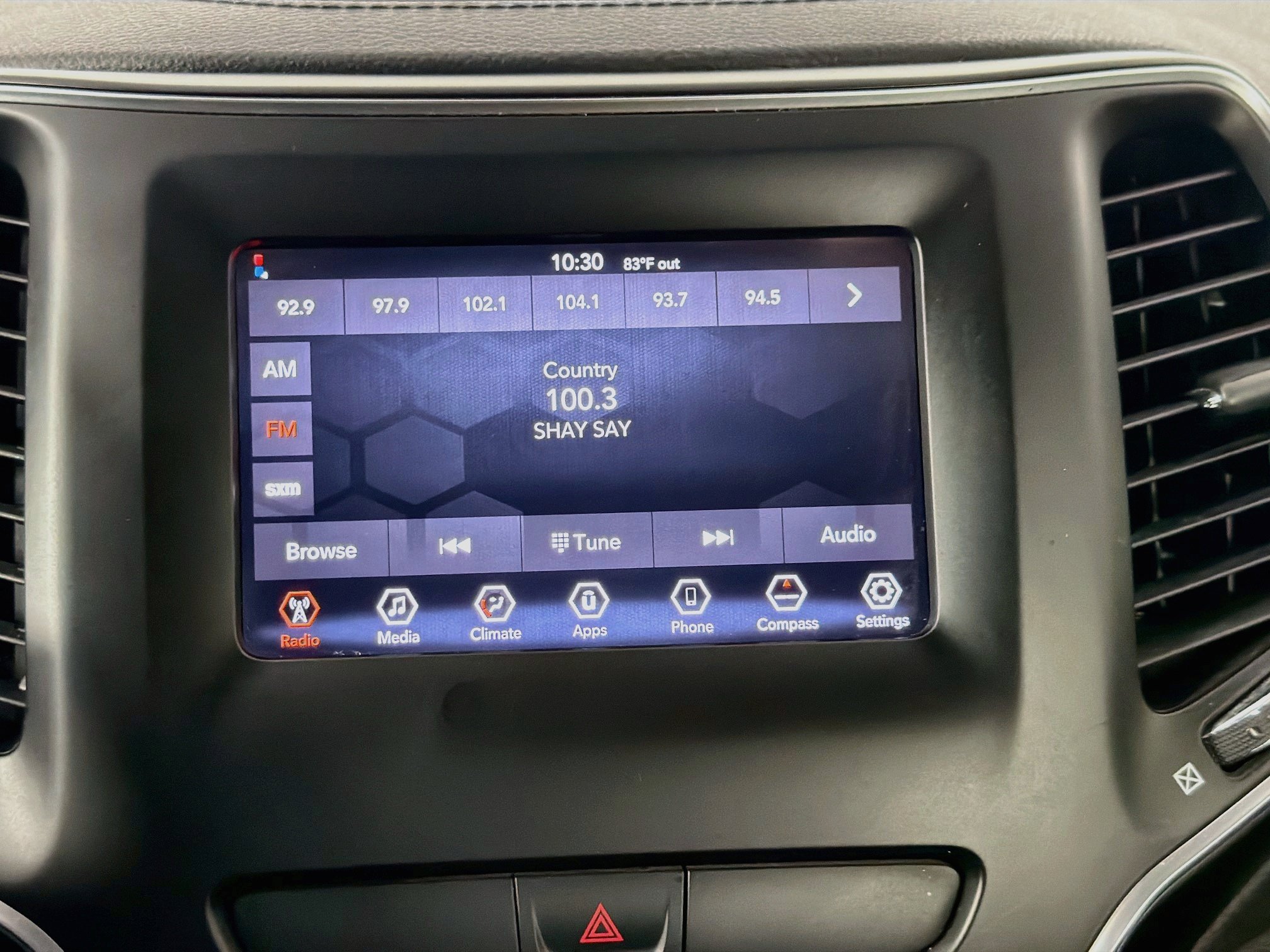 Used 2019 Jeep Cherokee Latitude Plus FWD image 19