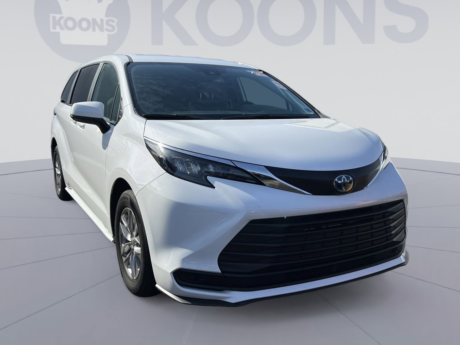 Used 2025 Toyota Sienna LE image 7