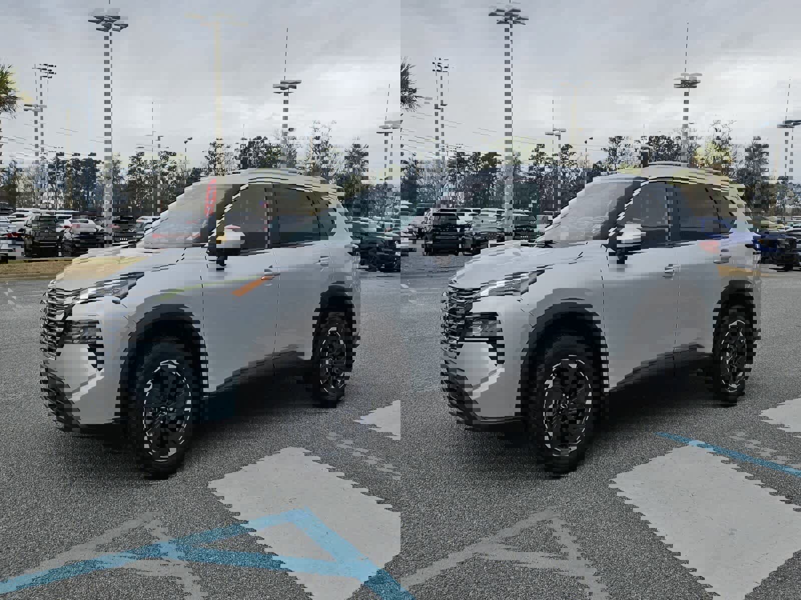 Used 2024 Nissan Rogue SV w/ SV Premium Package image 2