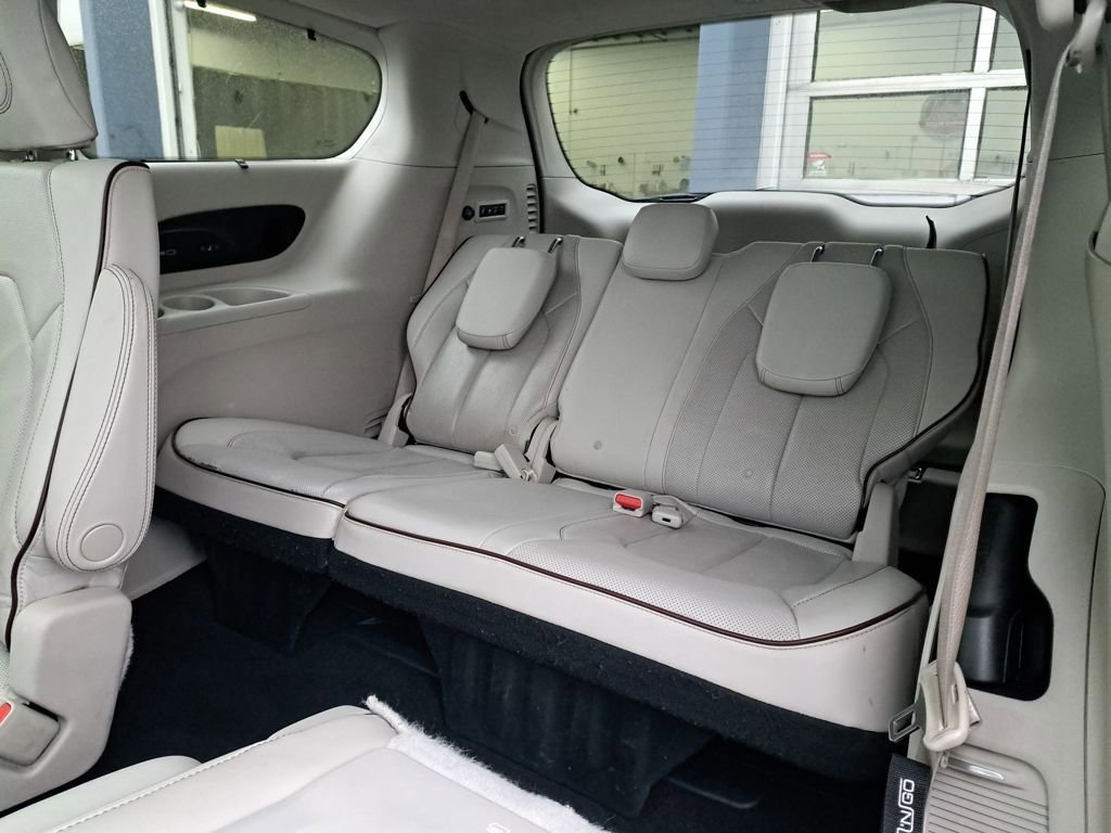 Used 2017 Chrysler Pacifica Limited image 13