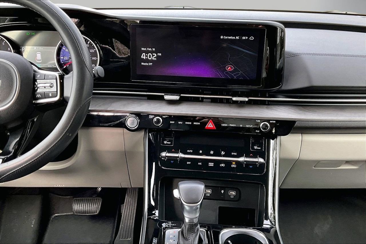 Used 2024 Kia Carnival EX image 12