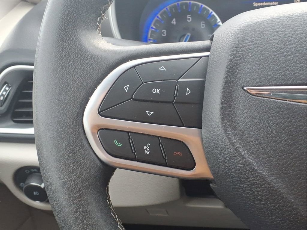 Used 2023 Chrysler Pacifica Touring-L FWD image 15