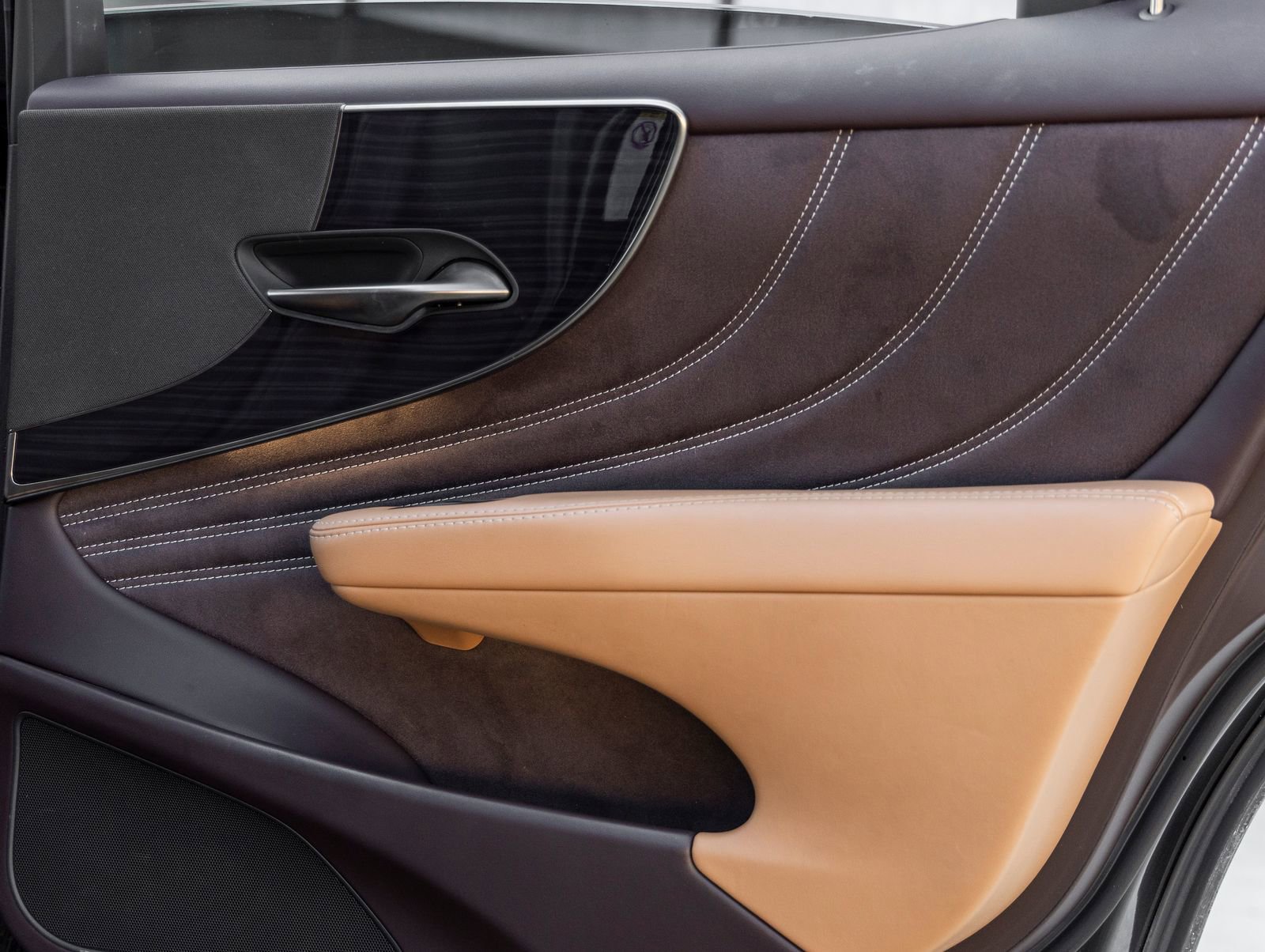 Used 2019 Lexus LS 500 w/ Accessory Package (Z2) image 35