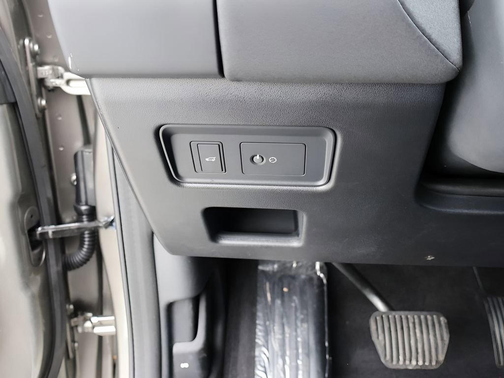 Certified 2025 Land Rover Discovery S AWD/4WD image 36