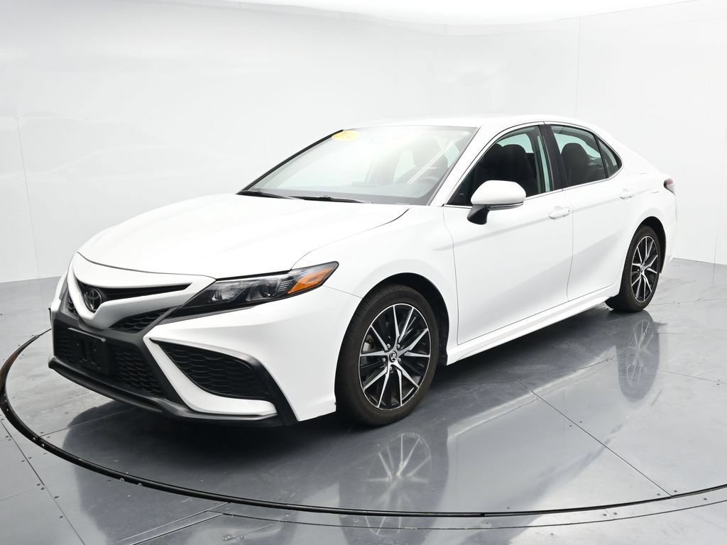 Used 2024 Toyota Camry SE w/ Cold Weather Package FWD image 4
