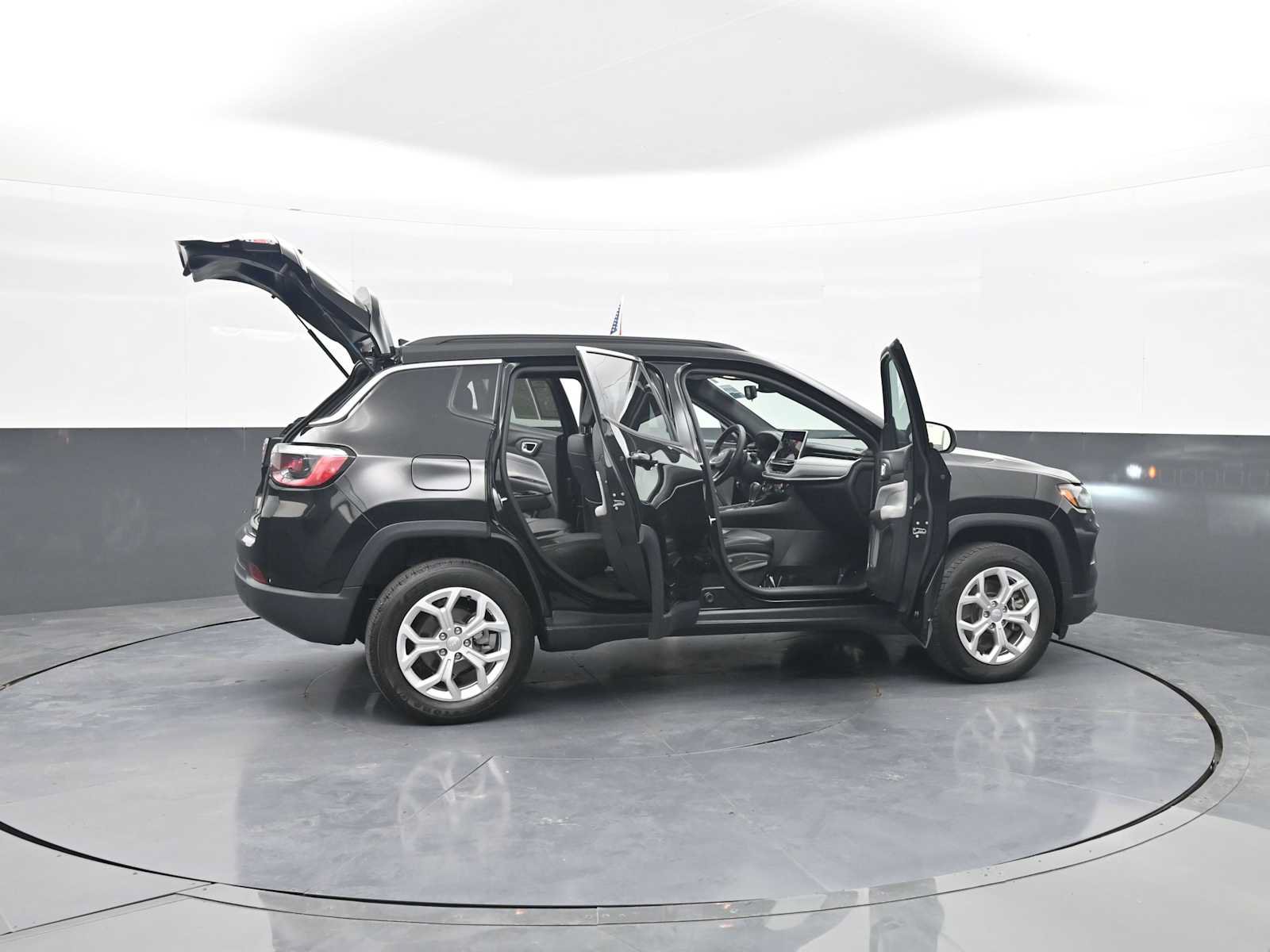 Used 2024 Jeep Compass Latitude AWD/4WD image 43