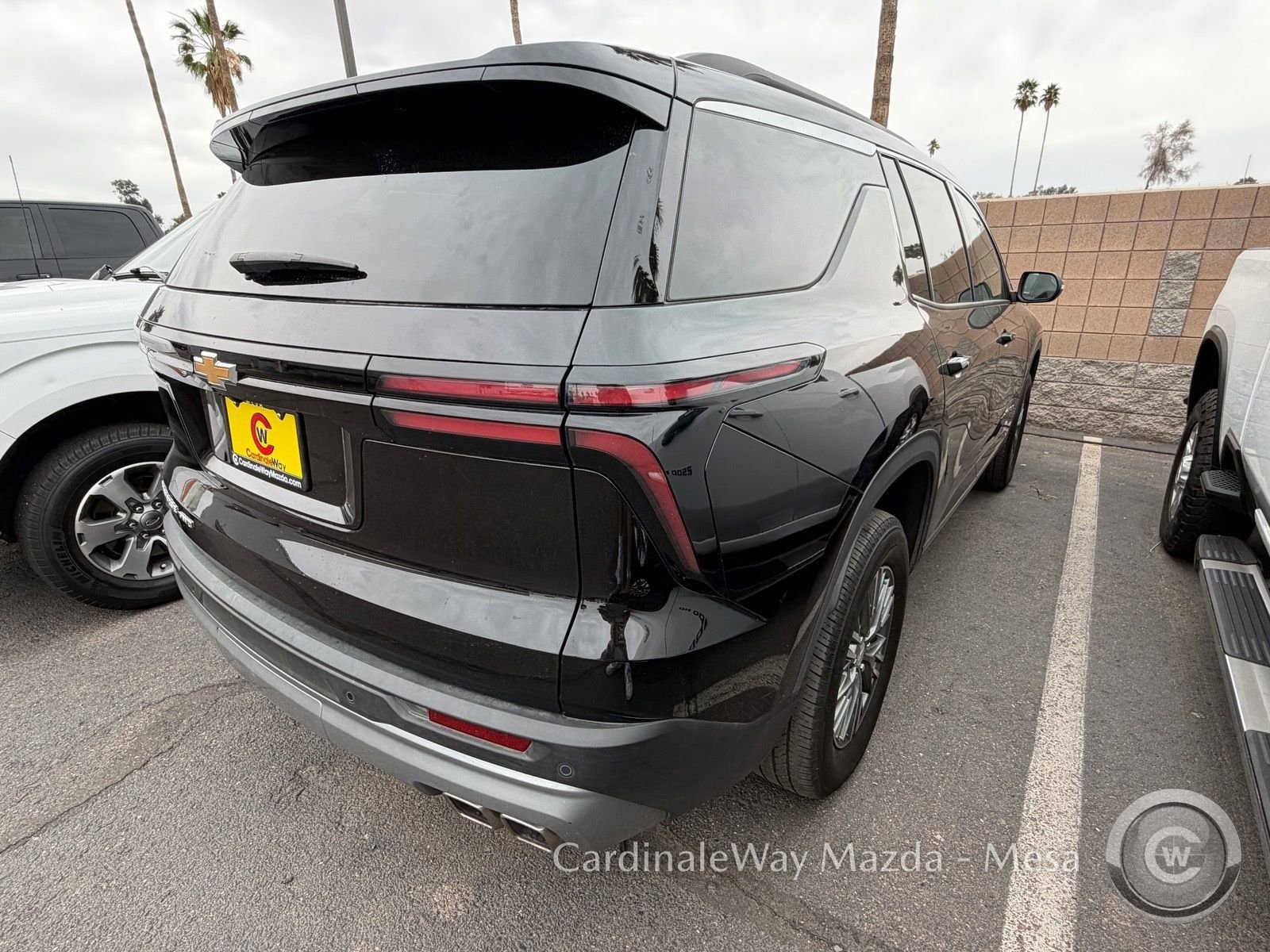 Used 2025 Chevrolet Traverse LT image 3