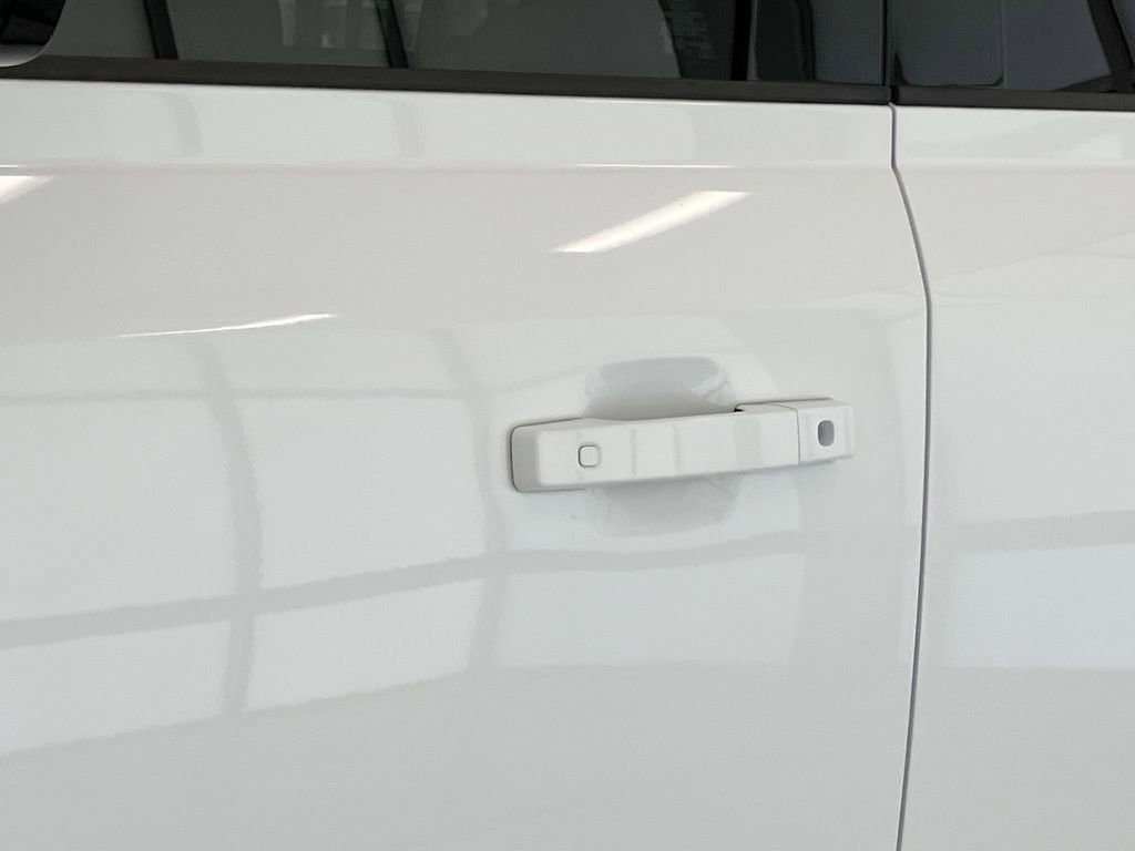 Used 2025 Land Rover Defender 110 S image 12