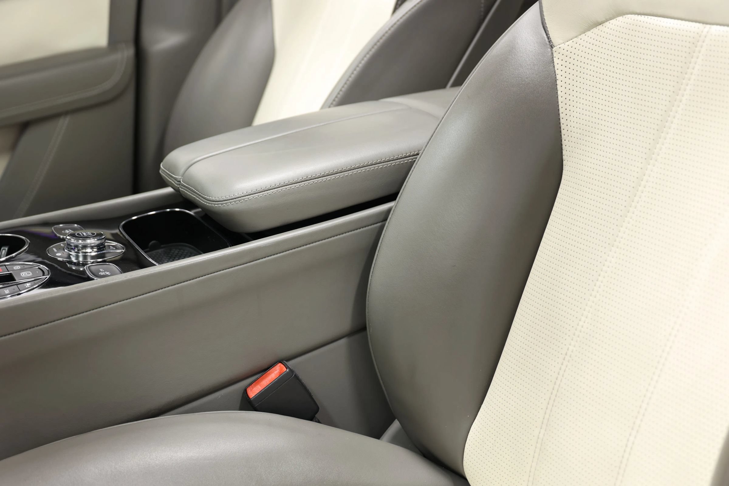 Used 2018 Bentley Bentayga Onyx Edition AWD/4WD image 21