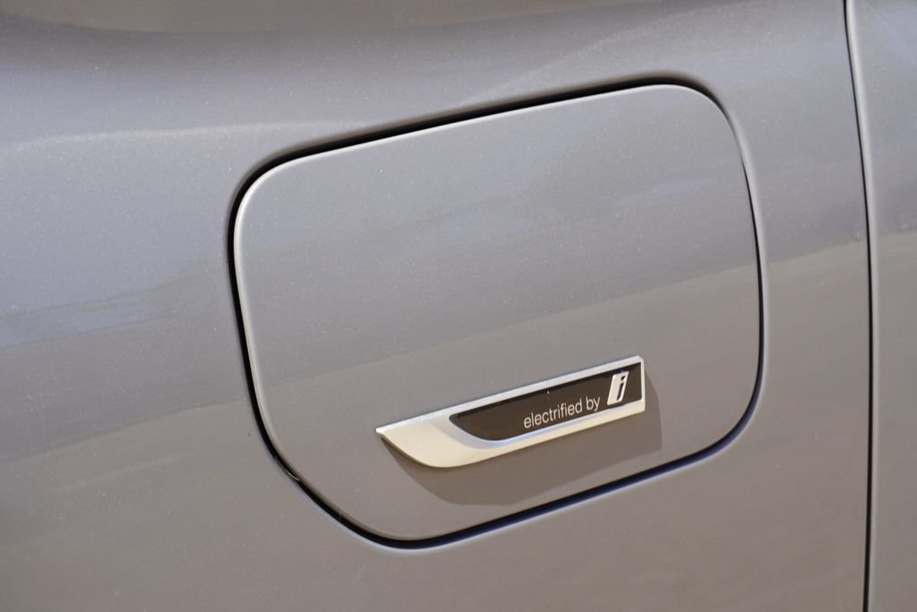 Used 2022 BMW 530e w/ Premium Package RWD image 6