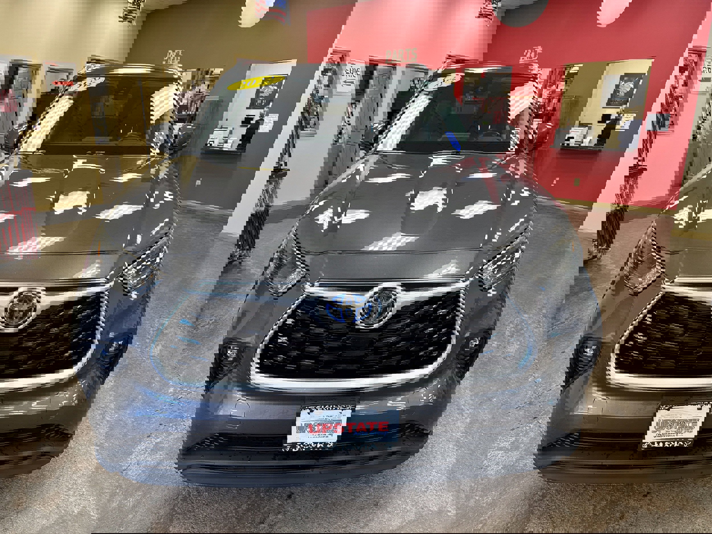 Used 2022 Toyota Highlander XLE image 2